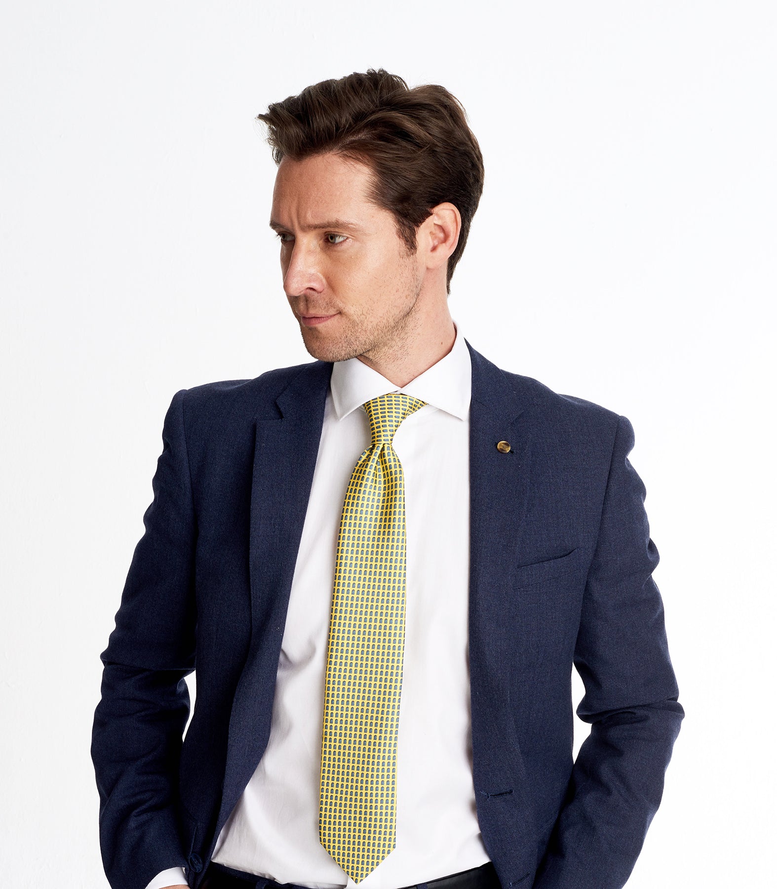 Man wearing Yellow silk tie_square colosseum red